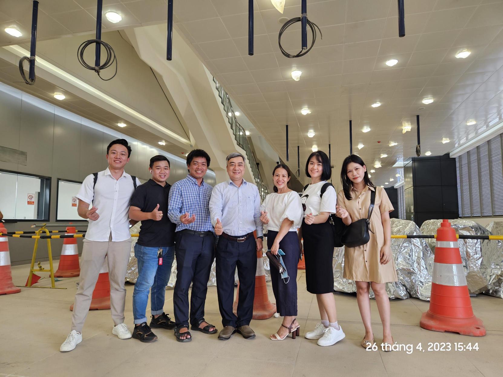 Tập thể Công ty Cổ phần Tư vấn Quang Trung tại sảnh nhà ga Suối Tiên